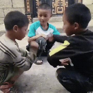 这三个小男孩都挺讲究，虽然是在玩一个简单的游戏，但是人品都杠杠的。
两个小男孩在