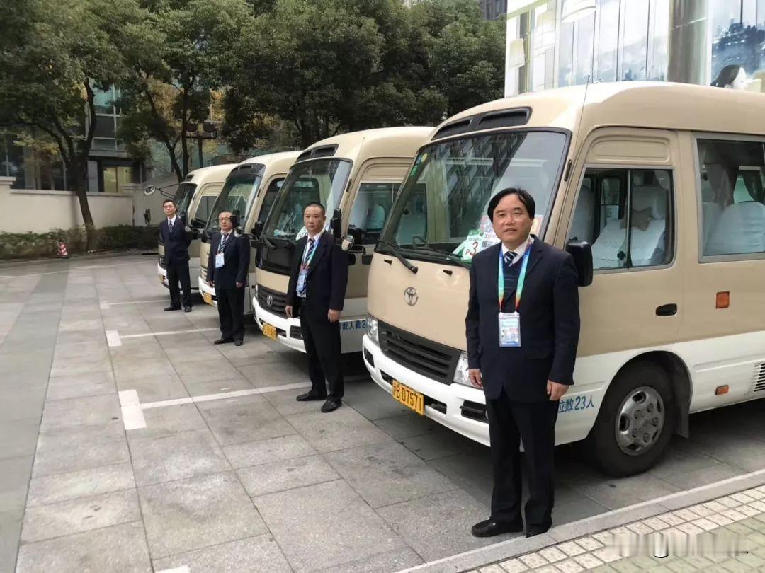 为什么说坐迈巴赫是事业巅峰，坐考斯特才是人生巅峰？
 
九个小时的高铁一点不困，