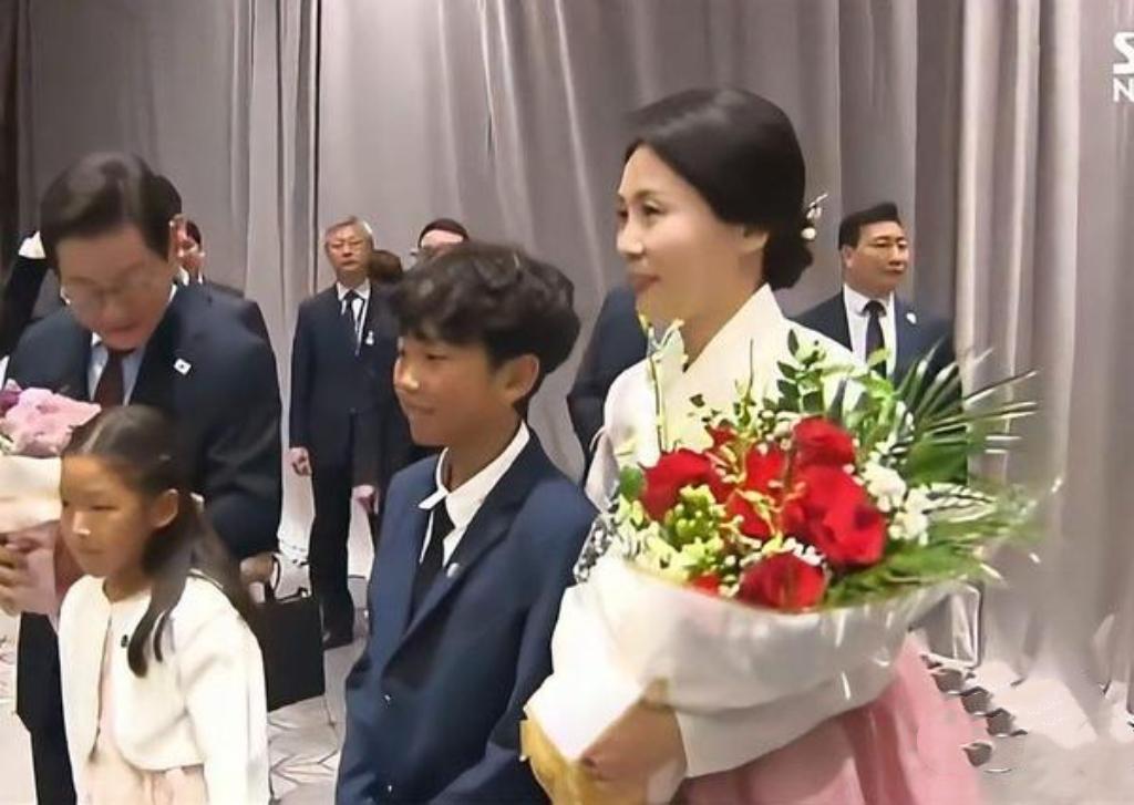 APEC峰会期间，韩国第一夫人金惠景以一袭色彩明艳的传统韩服惊艳亮相韩国APec