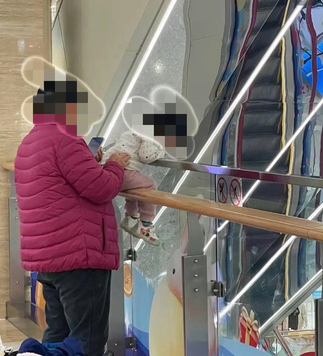 小区里，老人带孙子孙女的景象太常见了，老人带孩子是应该的吗？

说句实在话，我觉