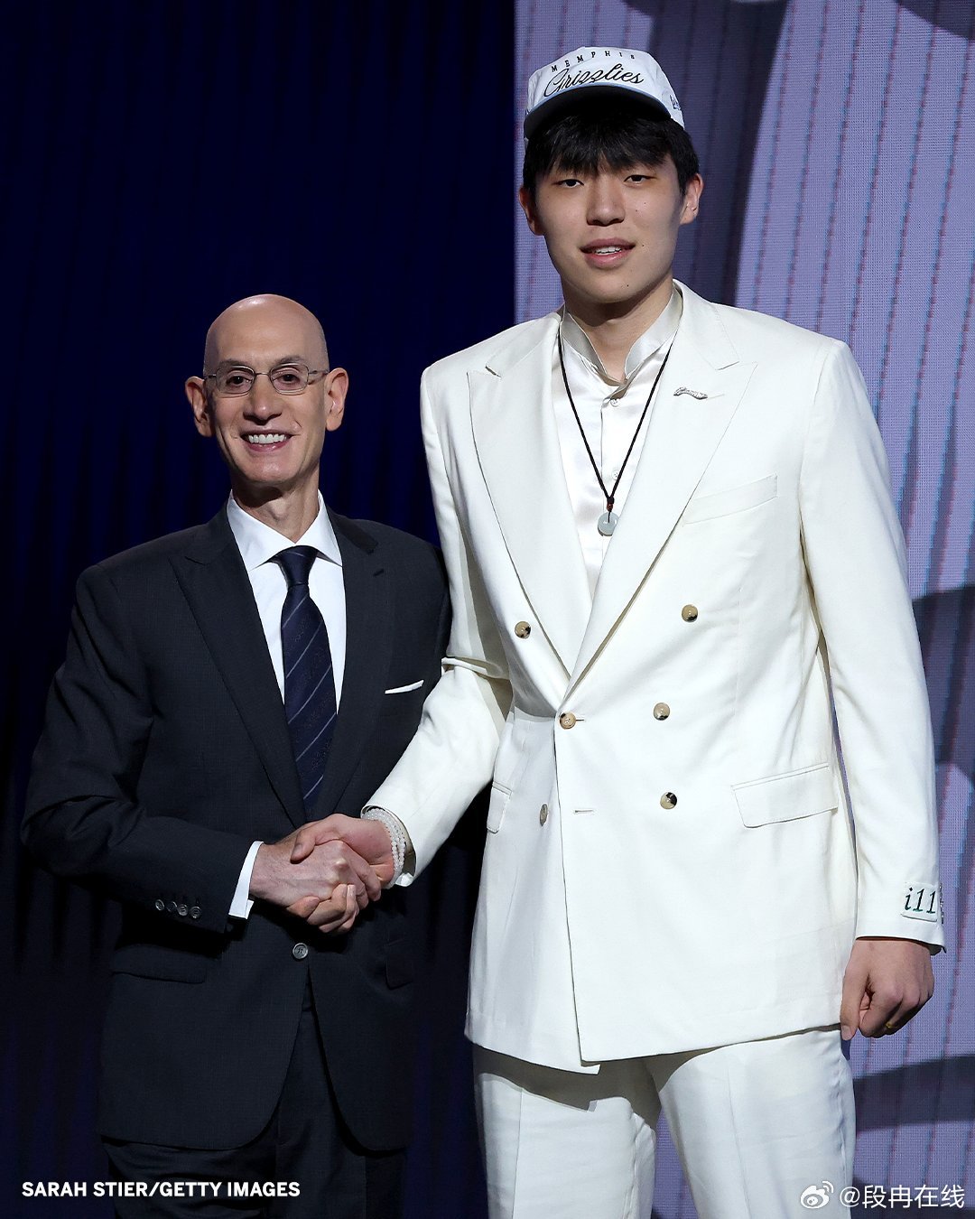 开拓者因两年前违规接触杨瀚森，被联盟罚款10万美元，两名球队高管也因此被停职。这