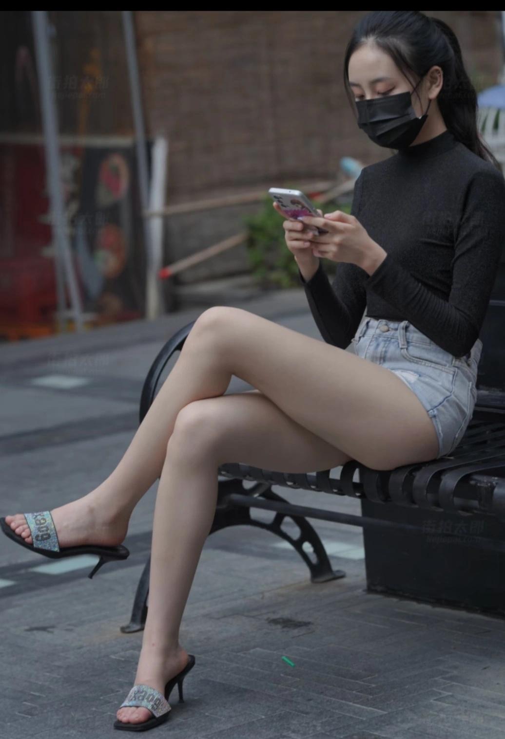 高腰牛仔短裤把腿衬托的修长