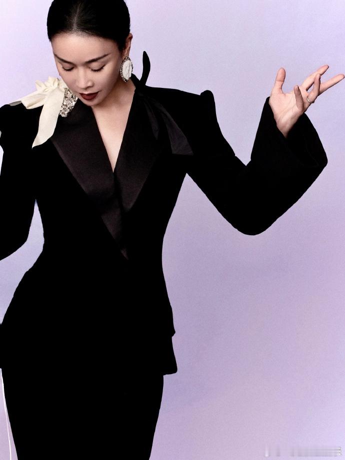 我的评分： 救命！那英查华晨宇笔记的画面，简直是《西游记》真人版！那姐的“悄悄侦