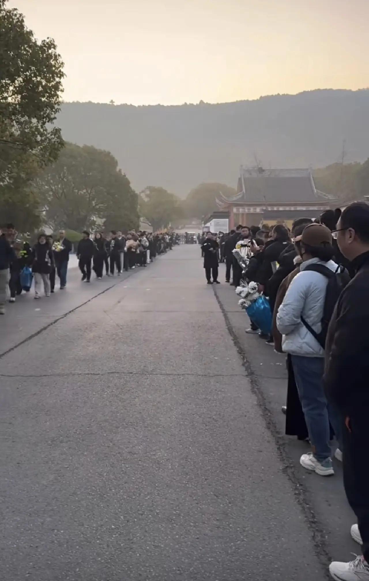 张先生走的并不孤单，有这么多可爱的人来送他，

目测排的队伍至少百米开外，

先