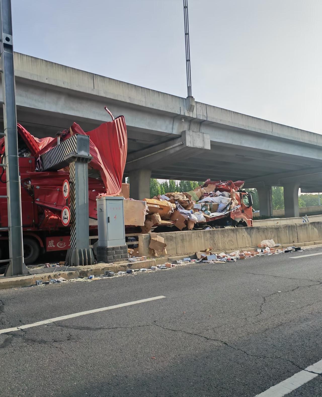 限高杆用实力证明了自己！

早高峰惊魂一幕！大货车硬闯限高，直接被桥洞“削”成了