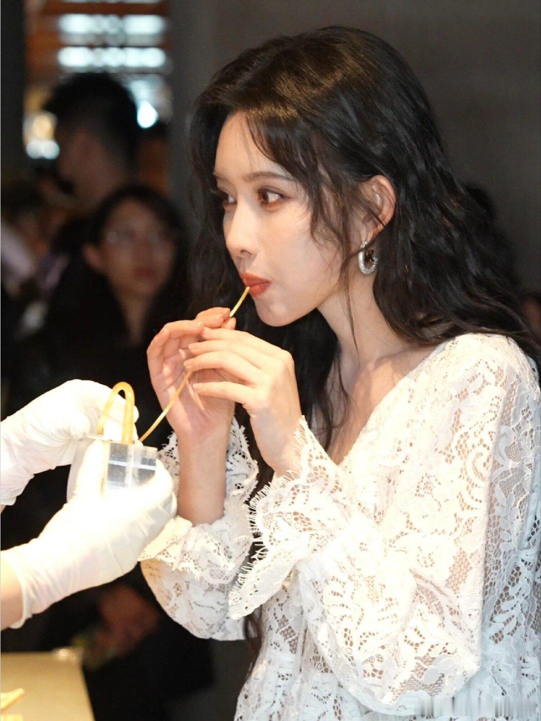 孟子义体验吹糖人孟子义玩吹糖人也太可爱了！亲手吹出迷你小包包，真的太甜了！ 