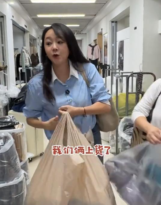 48岁王一楠逛四季青扫货，千元拿下16件，太接地气了
 
王一楠在演艺圈摸爬多年