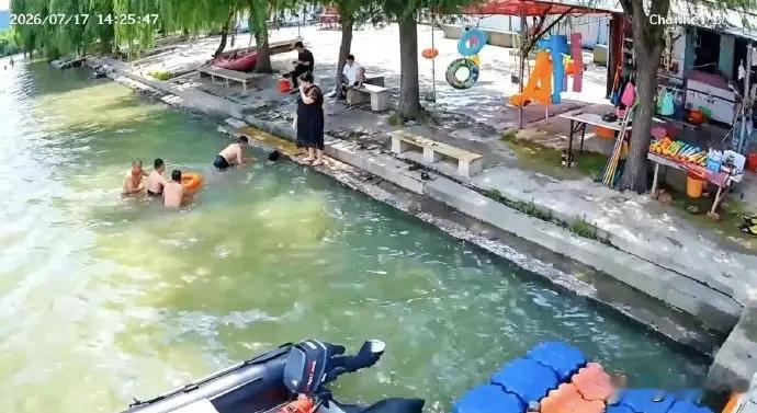 惊心动魄！不到两分钟，连救三条人命！
 

盛夏的河边看似清凉惬意，水下却暗藏夺