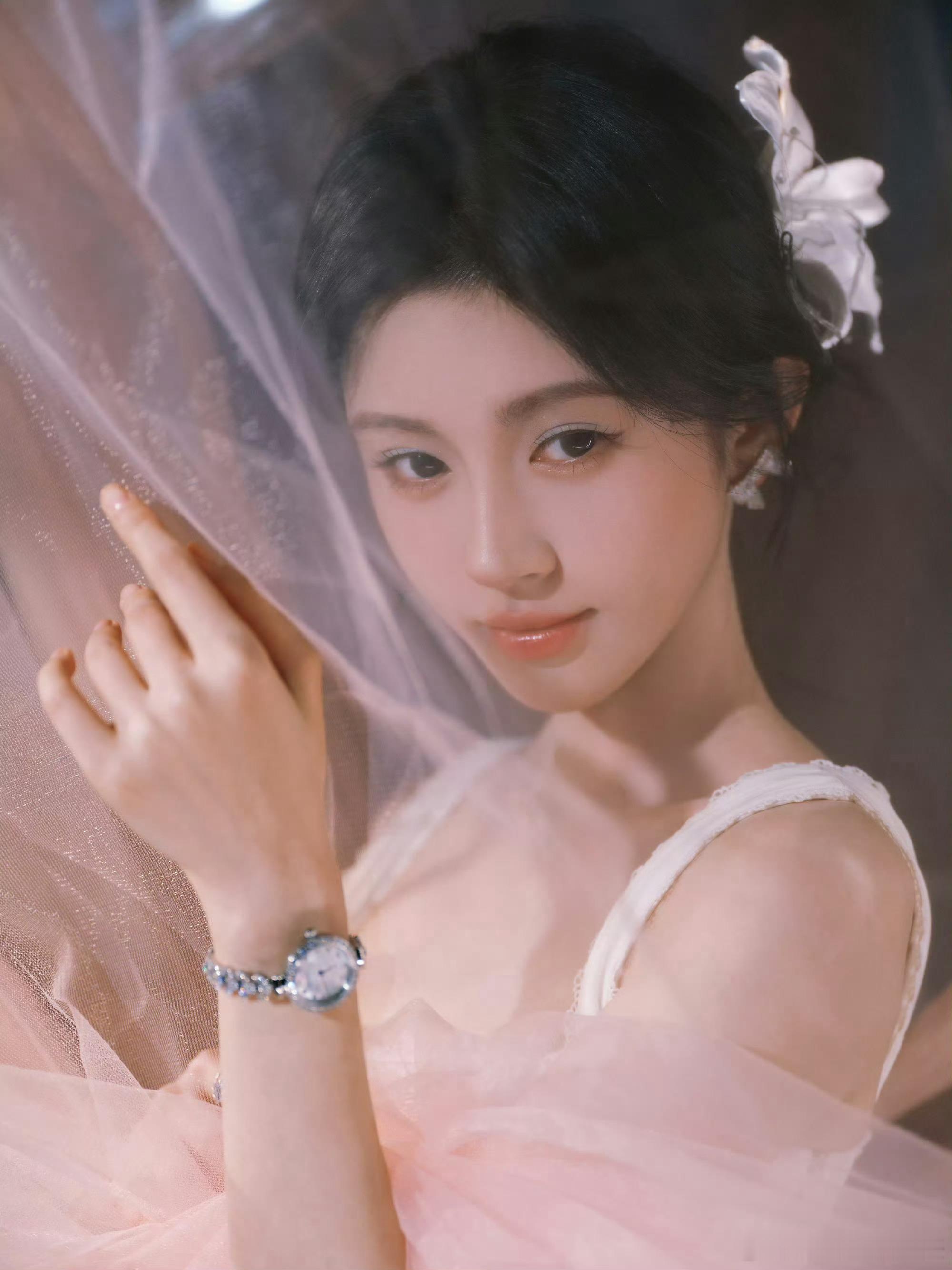 这就是仙女吧，被鞠婧祎狩猎女神白裙造型迷的神魂颠倒，此女怎会如此权威! ​​​