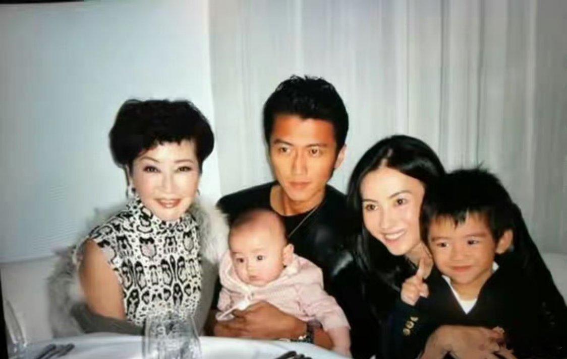 谢贤去世后张柏芝首次公开露面女性成长北京机场一身黑衣，社交账号换成全黑头像，无声
