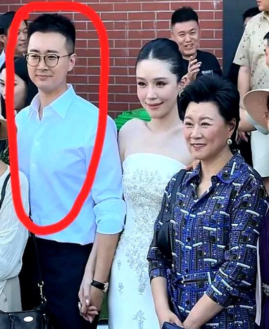 海燕儿子结婚那天，很多网友一眼就认出来了：这孩子长得也太像“刘一水”了吧，五官气