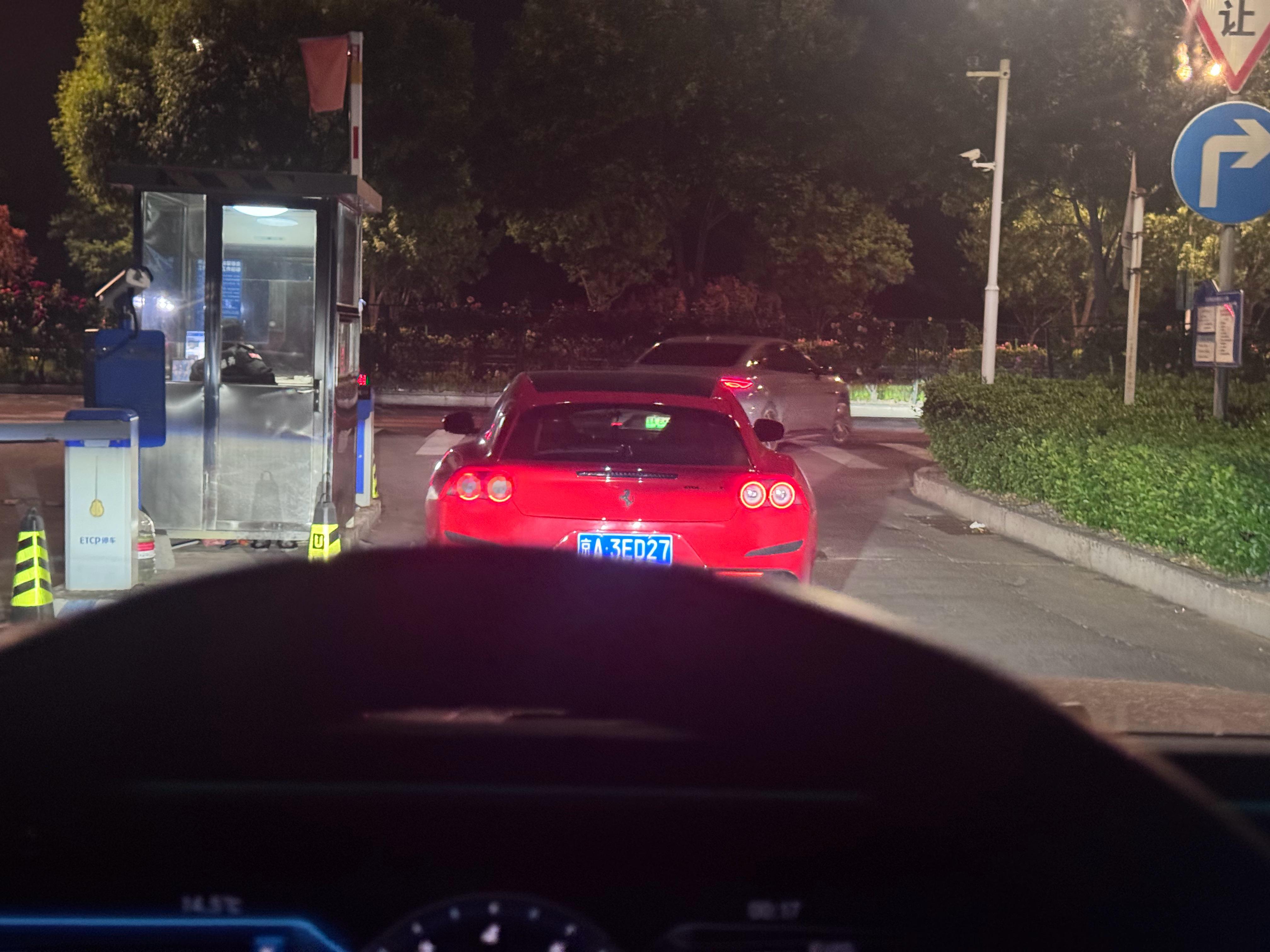 刚出门溜了一圈车，连蓝牙放着老歌，听着一点也不环保的排气声，车窗降到最低感受雨后
