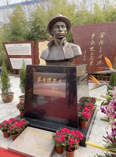 1923 年 2 月 7 日，京汉铁路大罢工遭吴佩孚镇压，林祥谦被捕，刽子手将他