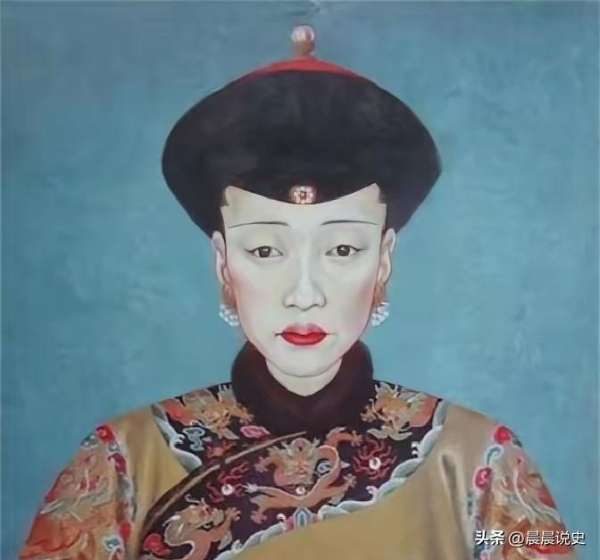 1725年，14岁的乾隆被安排第一个试婚宫女，侍寝后让他终生难忘。她身着薄纱衣裳