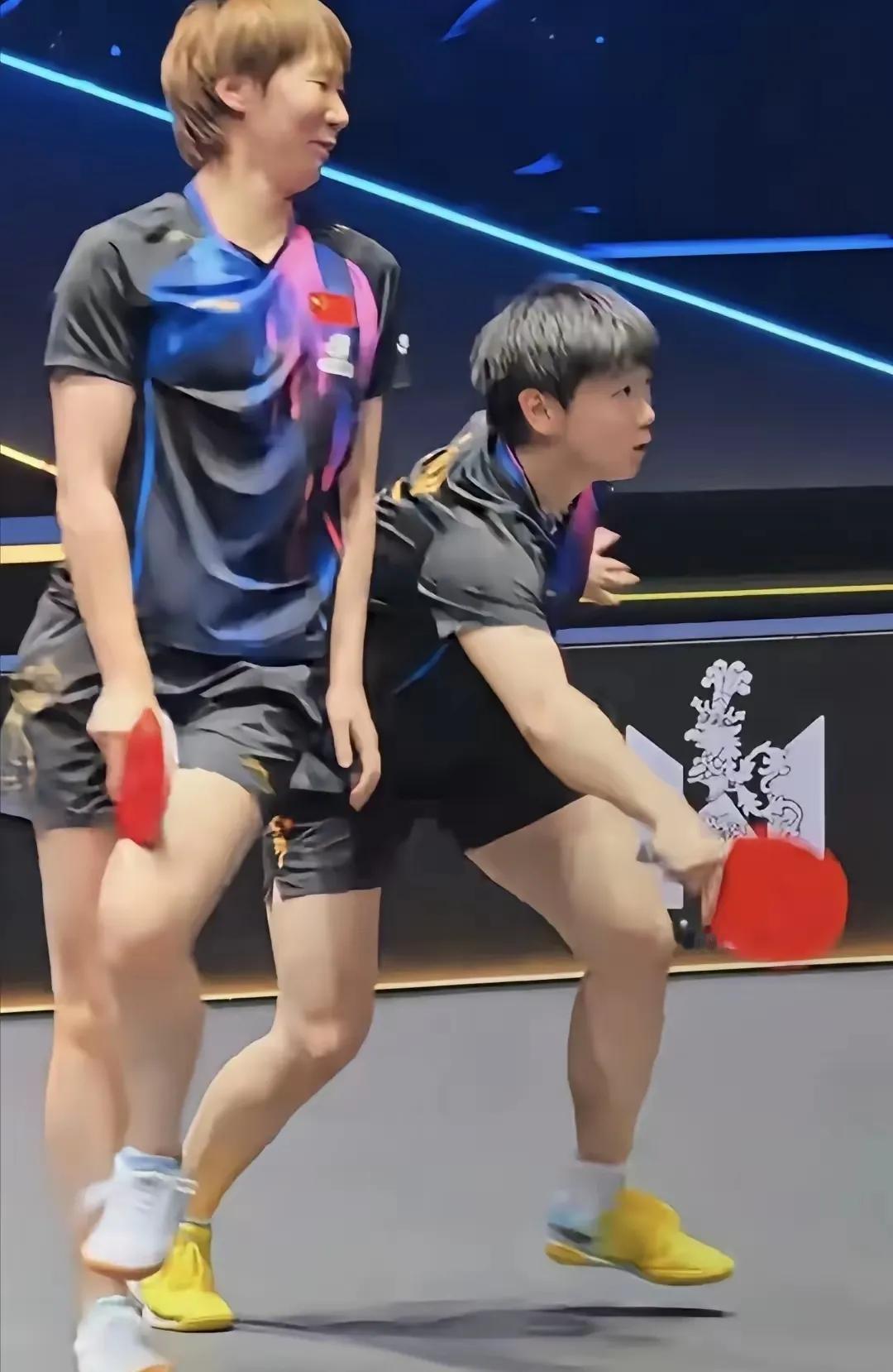 队友差点被顶飞，球却救回来了！

王曼昱单膝跪地那刻，全场屏息，下一秒她反手把球