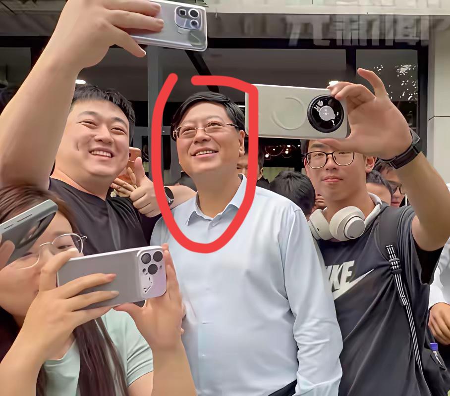 这是哪位大佬吗？这么多人找他合影