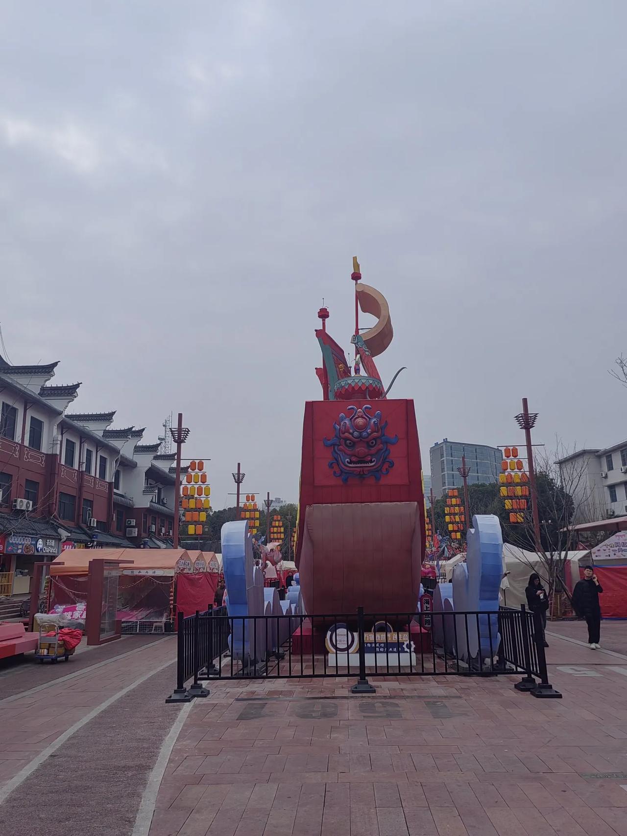 宁波城隍庙里供奉着八位城隍菩萨。
数日前，我们游览了宁波极为著名的城隍庙。宁波城