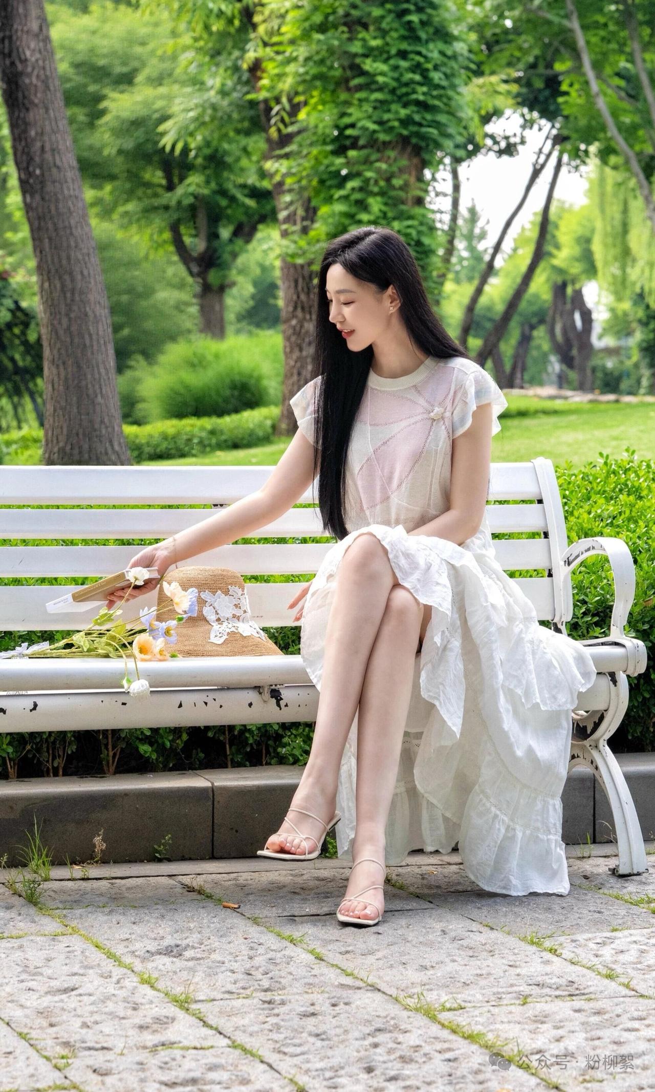 温柔风两件套穿搭，解锁氛围感夏日出游造型我很中意这套夏日穿搭，上衣是粉白针织面料