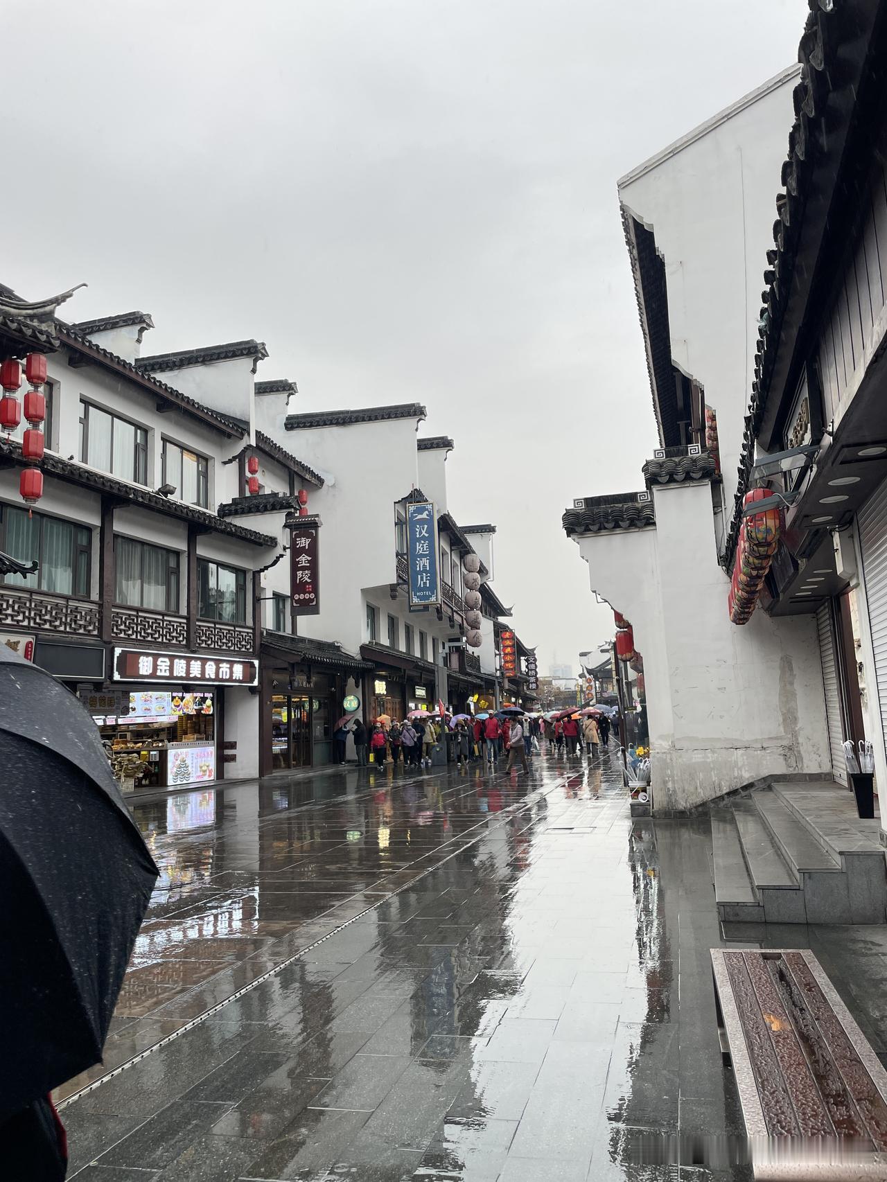 国庆来南京玩的游客要失望了。
南京是很好玩，但这几天一直下雨，一直下雨。门房说天