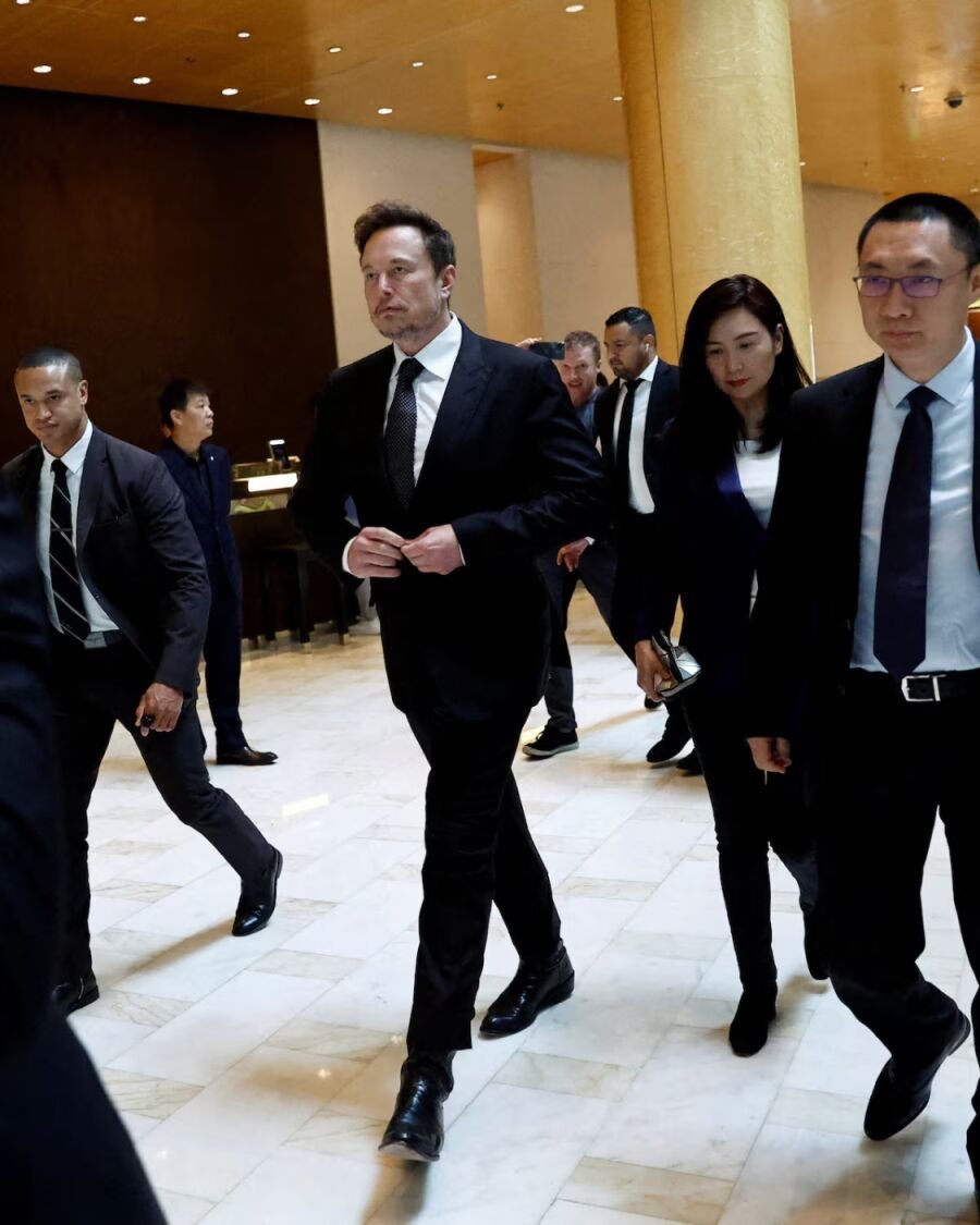 54岁马斯克现身人民大会堂前，拿手机拍不停，“像个小孩儿” 