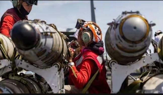 美军狂轰伊朗反送大礼！
一枚完好无损的13.6吨的“掩体终结者”被伊朗拆解，GB