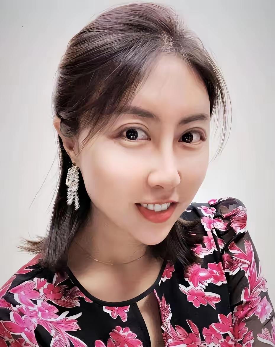 光看图片，可知是谁？
“大雪压青松，青松不让压；大雪硬要压，青松没办法。”这是她