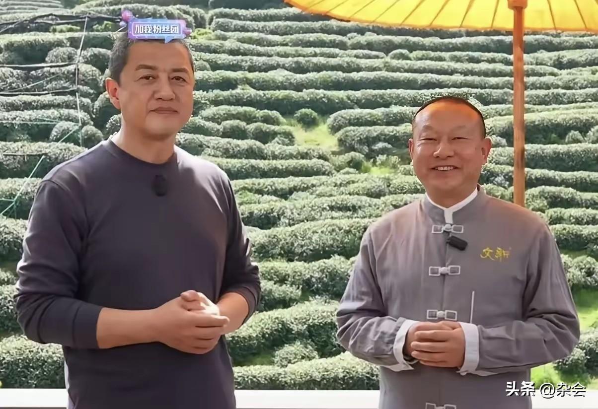 李亚鹏这是跟茶叶“杠”上了？现身信阳文新茶基地，这步棋走得挺稳。
一边是草根出身