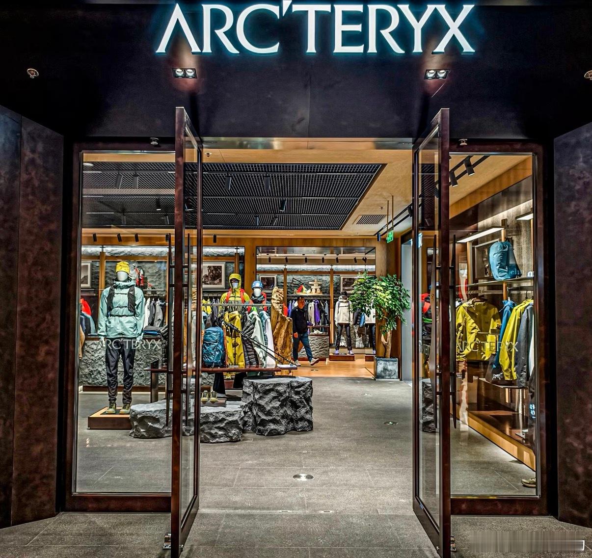 当其他奢侈品牌在中国举步维艰时，始祖鸟（Arc'teryx）却取得了成功，部分原