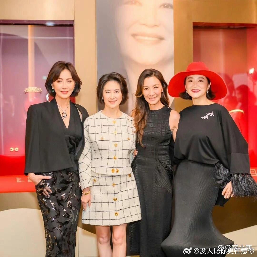 63岁何超琼早就该穿短裙了，与刘嘉玲、林青霞合影，漫画腿赢麻了 ​​​