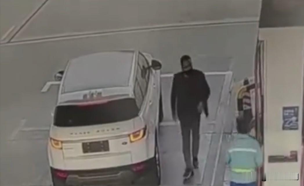 近日，江西某服务区加油站出了件离谱事儿。一位戴黑口罩的男子开着没上牌的路虎来加油