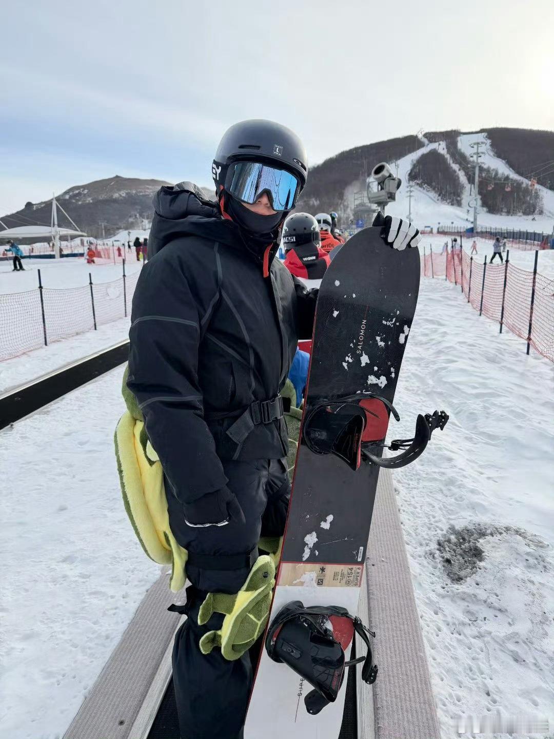 苏炳添晒单板滑雪照苏炳添为中国健儿加油跑道王者跨界雪场！苏炳添晒单板滑雪照，用热