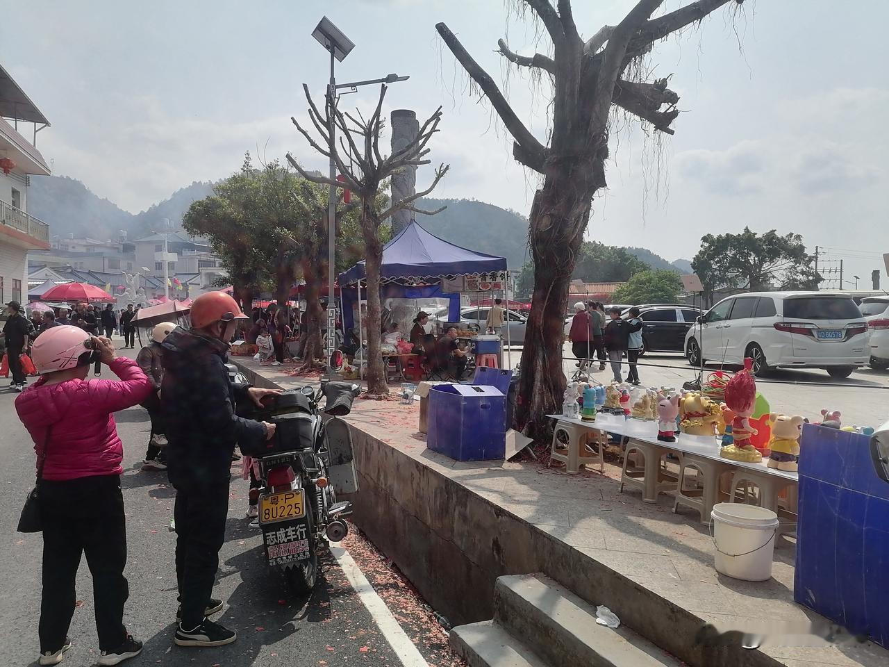 大大的广场，人比较多，商贩一边摆摊，什么吃的玩的都有！