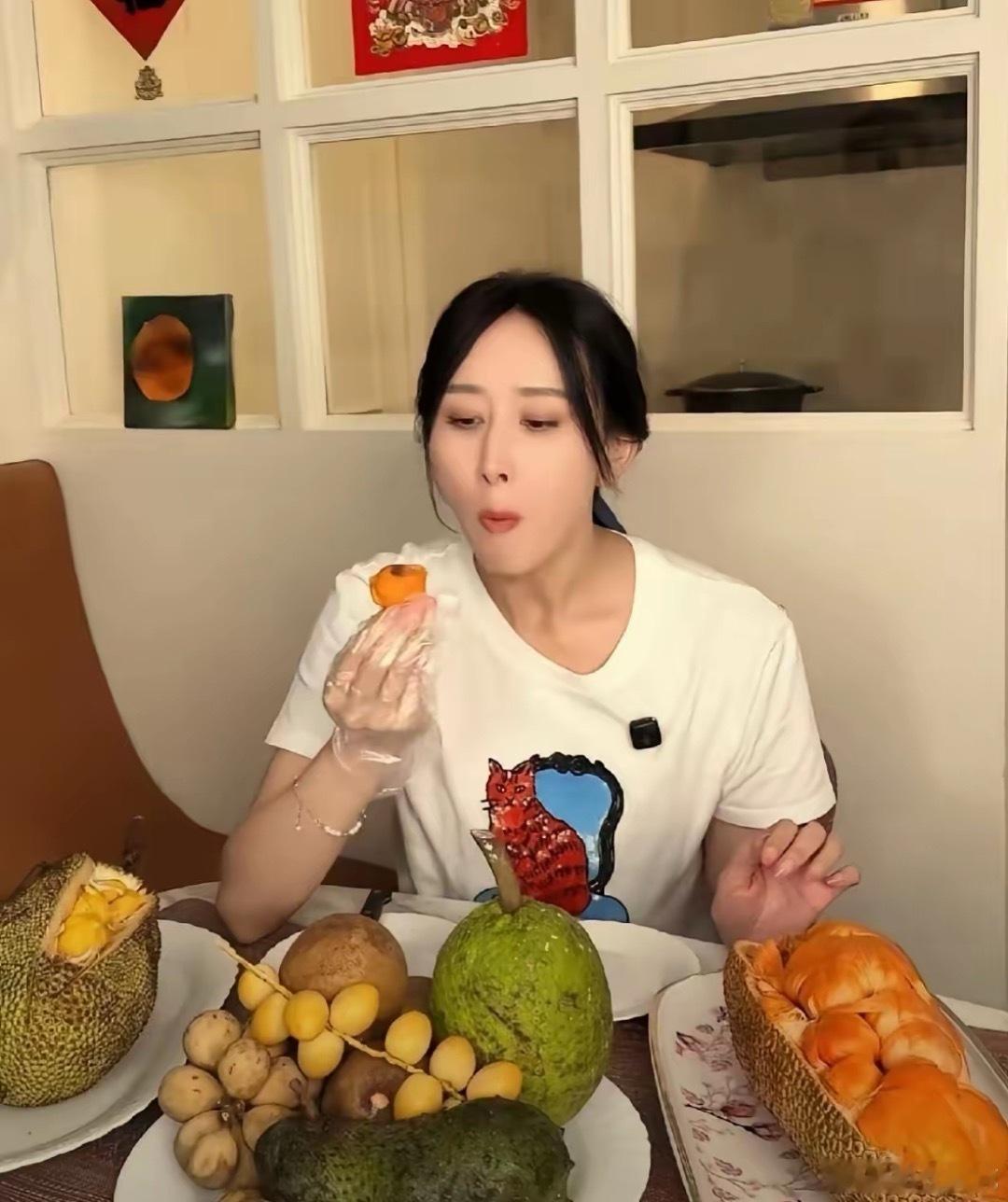 胡静这一桌子马来西亚水果，我都没见过。 