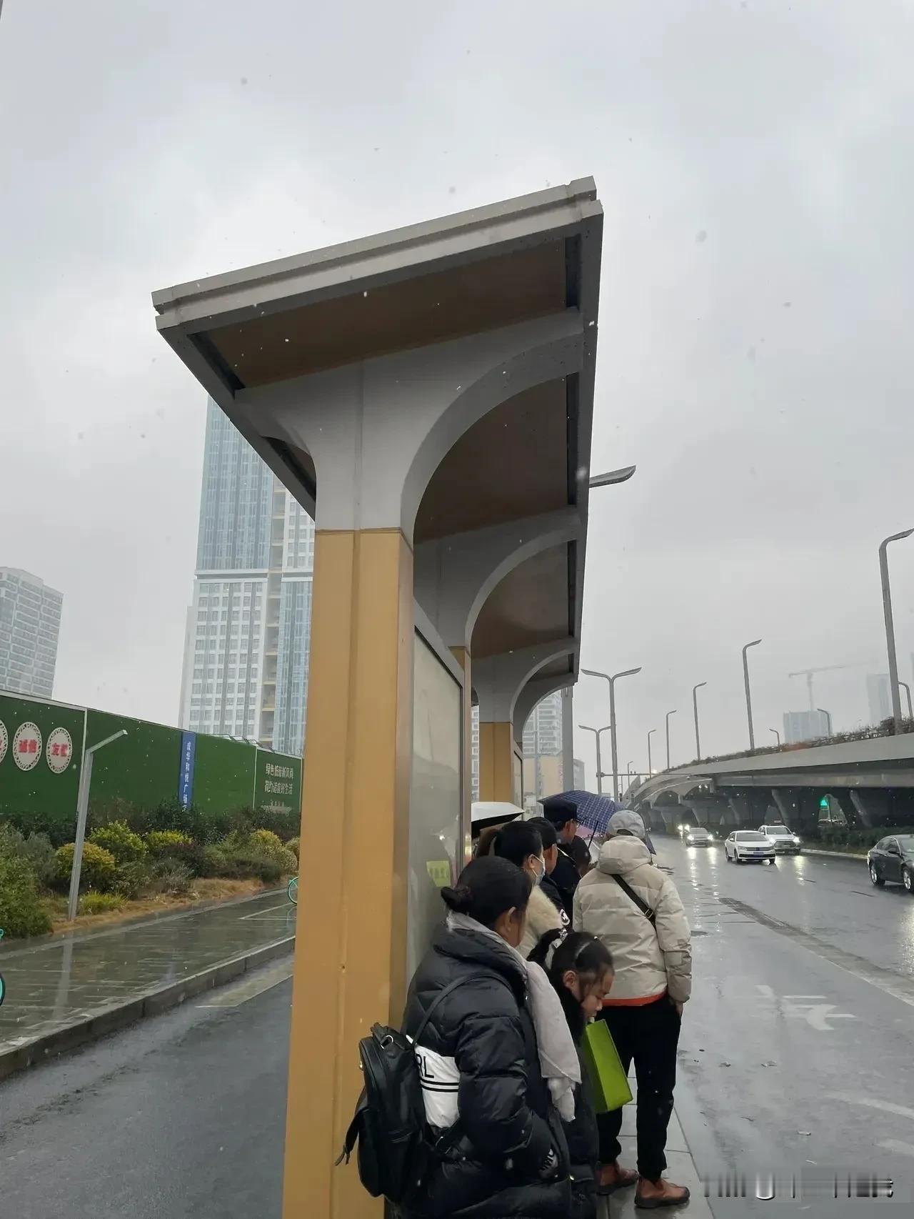 这个公交站台，大写的一个服！


不晓得哪个瓜的设计的，不遮风也不挡雨。


还