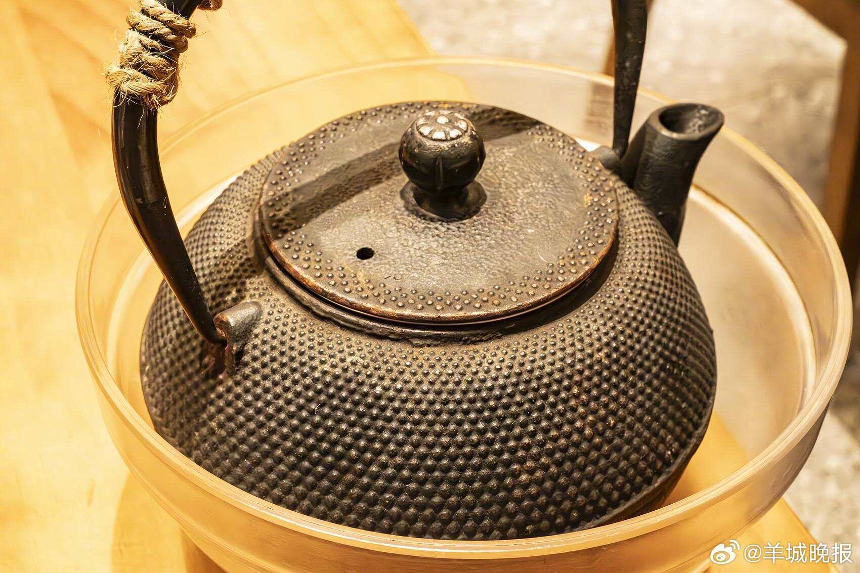 #广东人饭前烫碗的含金量正在上升#【烫碗的“含金量”可以上升，但餐具的“含净量”