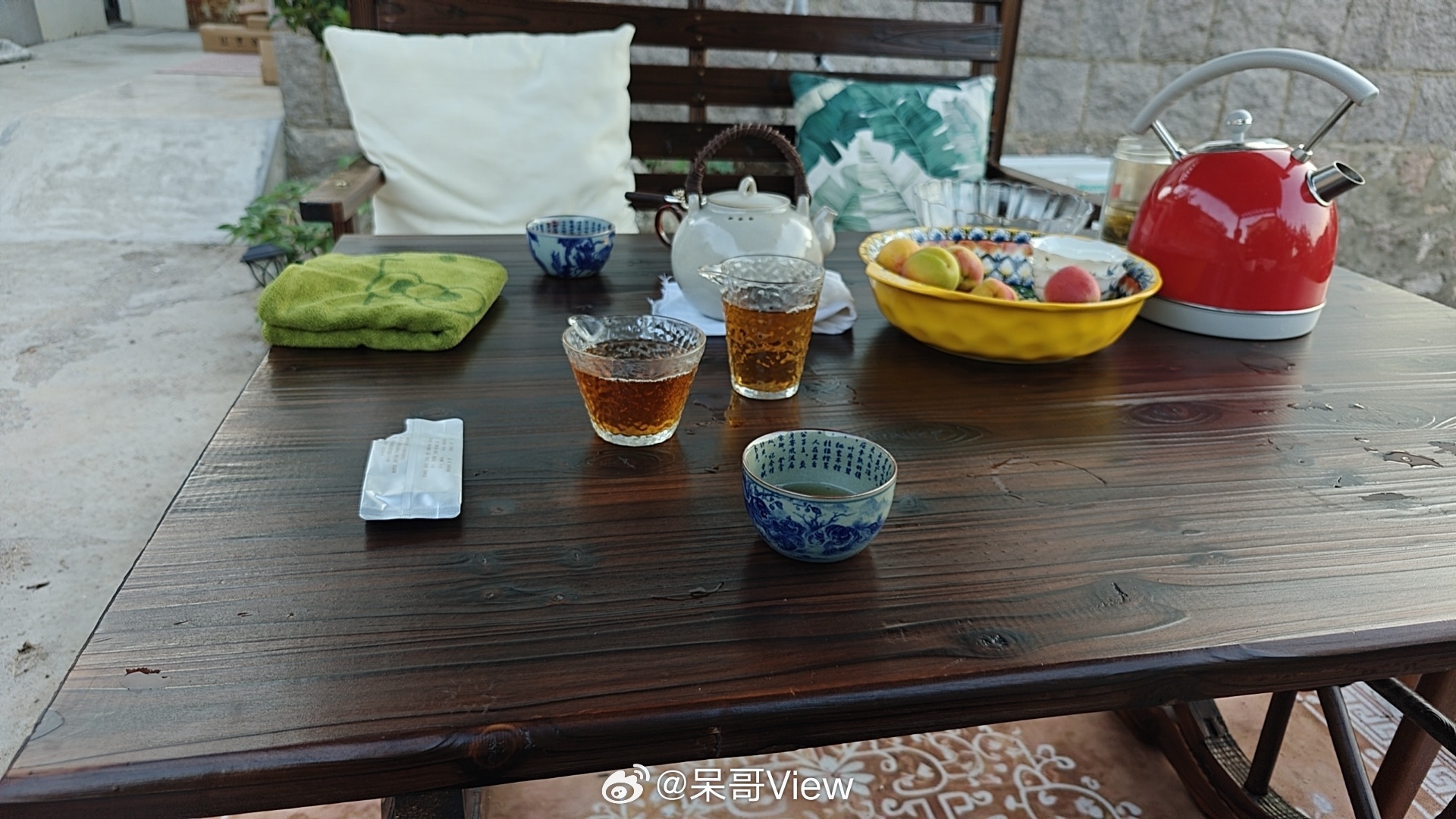 女子久坐头晕牵出电商报告造假黑幕真的越想越气，网购家具现在的坑真是防不胜防。靠着