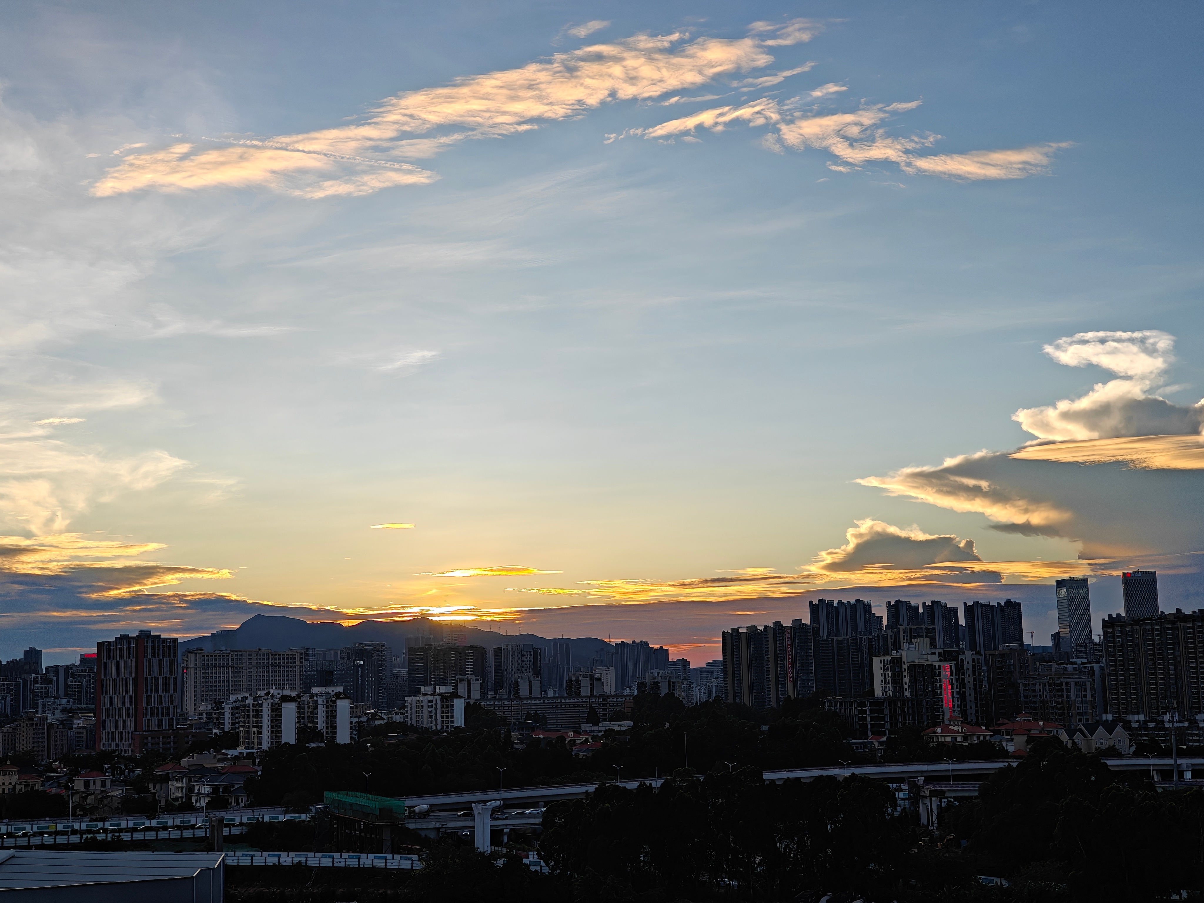 补了一觉，精神好些啦今天的落日也很美，看看你那边的天空呀 ​​​