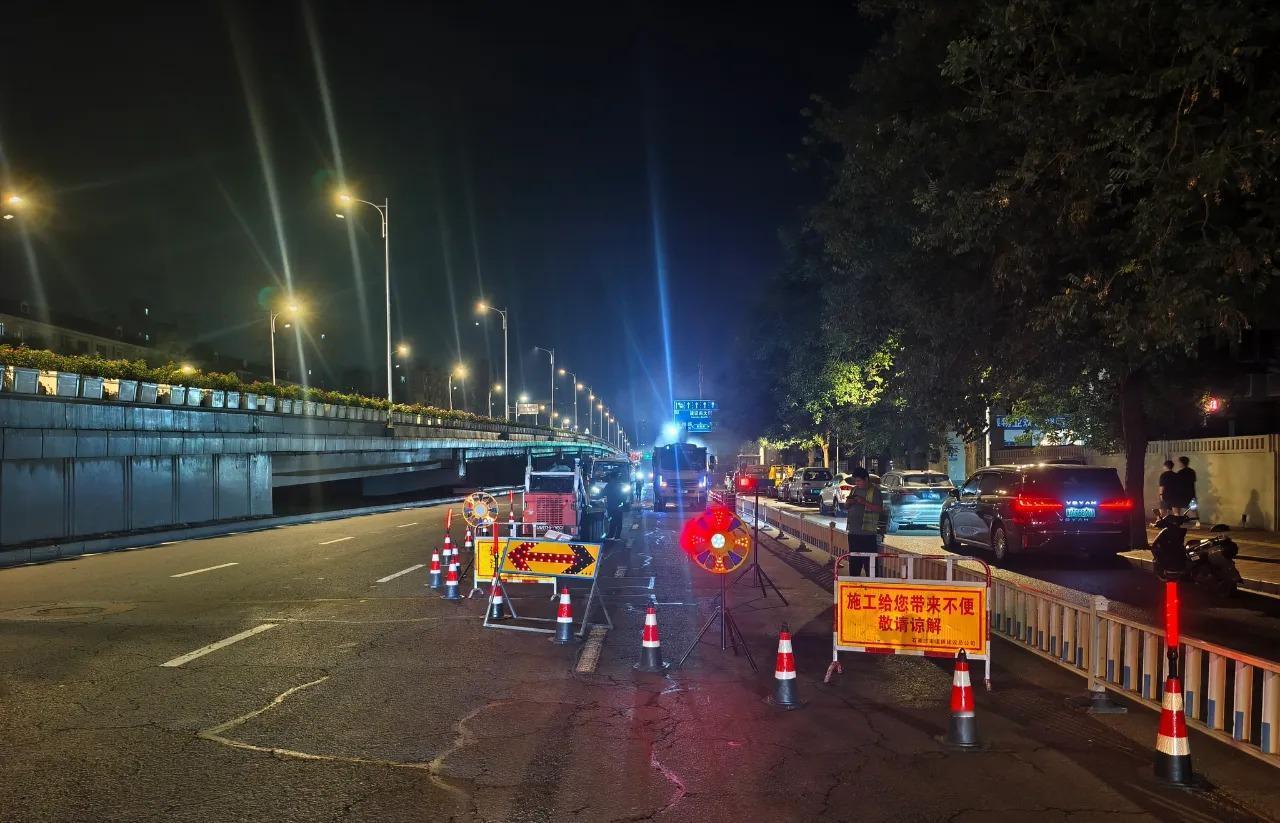【加强道路铣刨维修 打造畅通舒适的出行环境】连日来，市道桥管护中心各维护单位集中