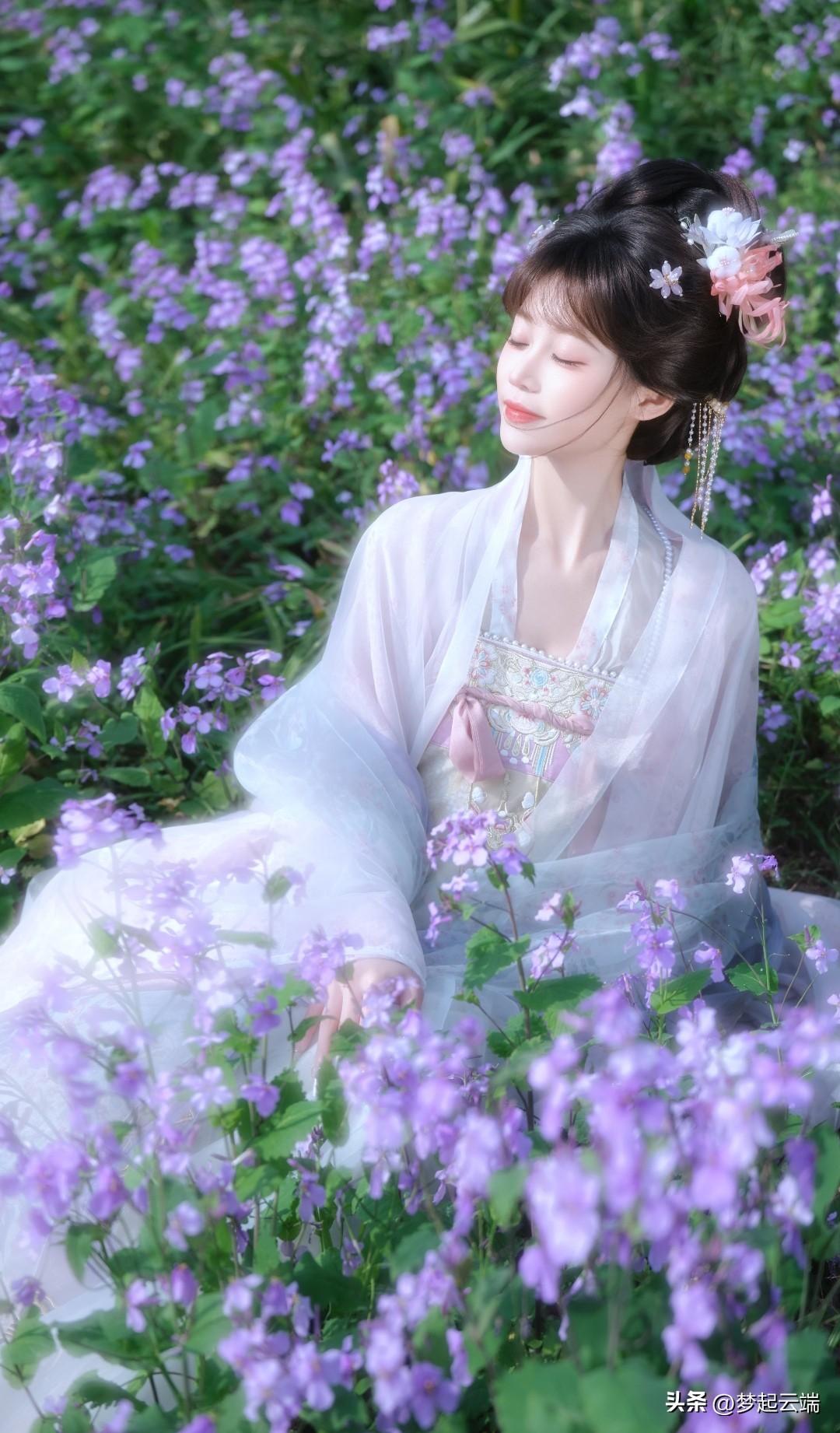 梦幻花海中的古典美人，如诗如画。