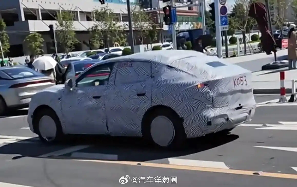 疑似小鹏MONA SUV谍照，除了抬高底盘之外，大家觉得它和小鹏MONA 03（