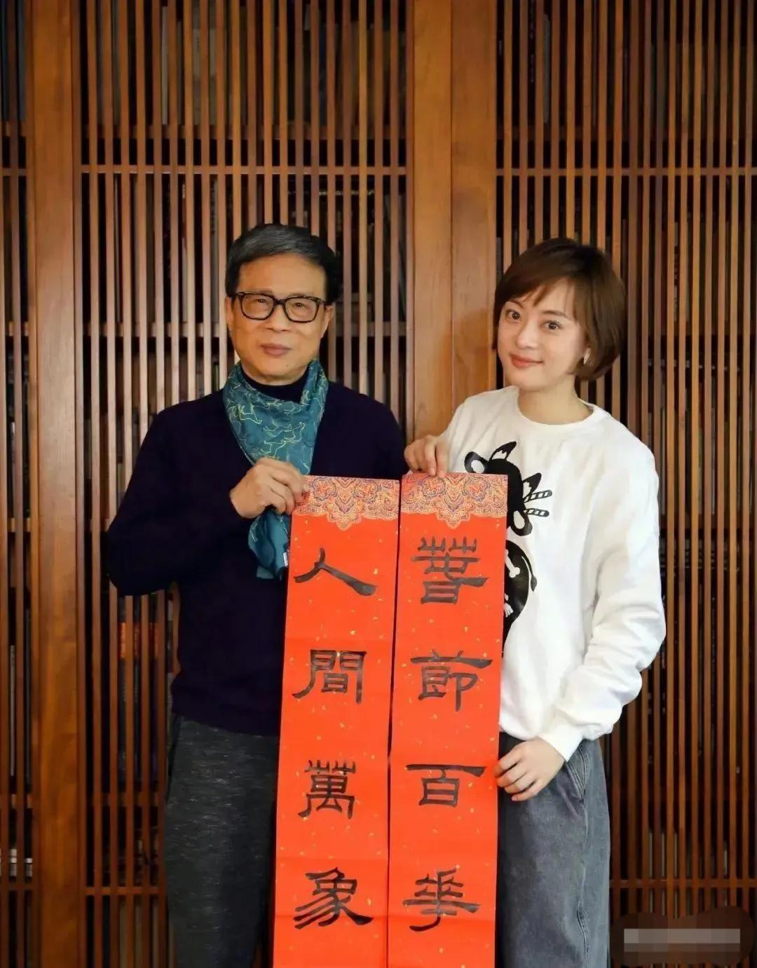 近年来娱乐圈的演员们开始迷上了写毛笔字。这其中比较知名的有张铁林，唐国强，刘晓庆