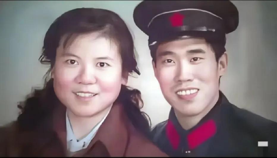 80年代，年轻时的杜旭东与妻子刘玉凤结婚时的一张留影。杜旭东是影视圈家喻户晓的实