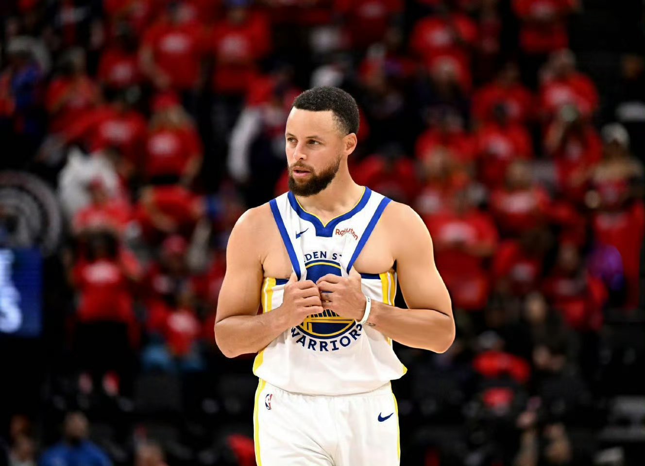 三分线是他的领地，库里就是这里的神。历史4000记三分唯一神迹，他定义了现代篮球