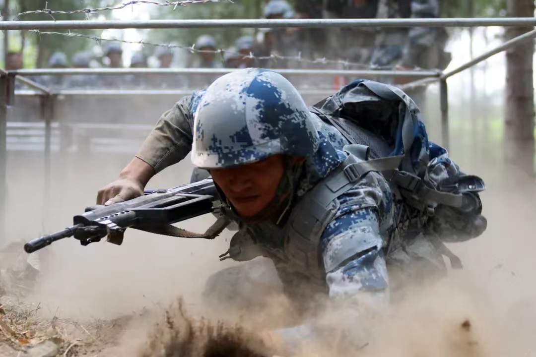 近日，一年一度的转业指标，又到达了大江南北的一座座营盘。

在每一座营盘里面，达