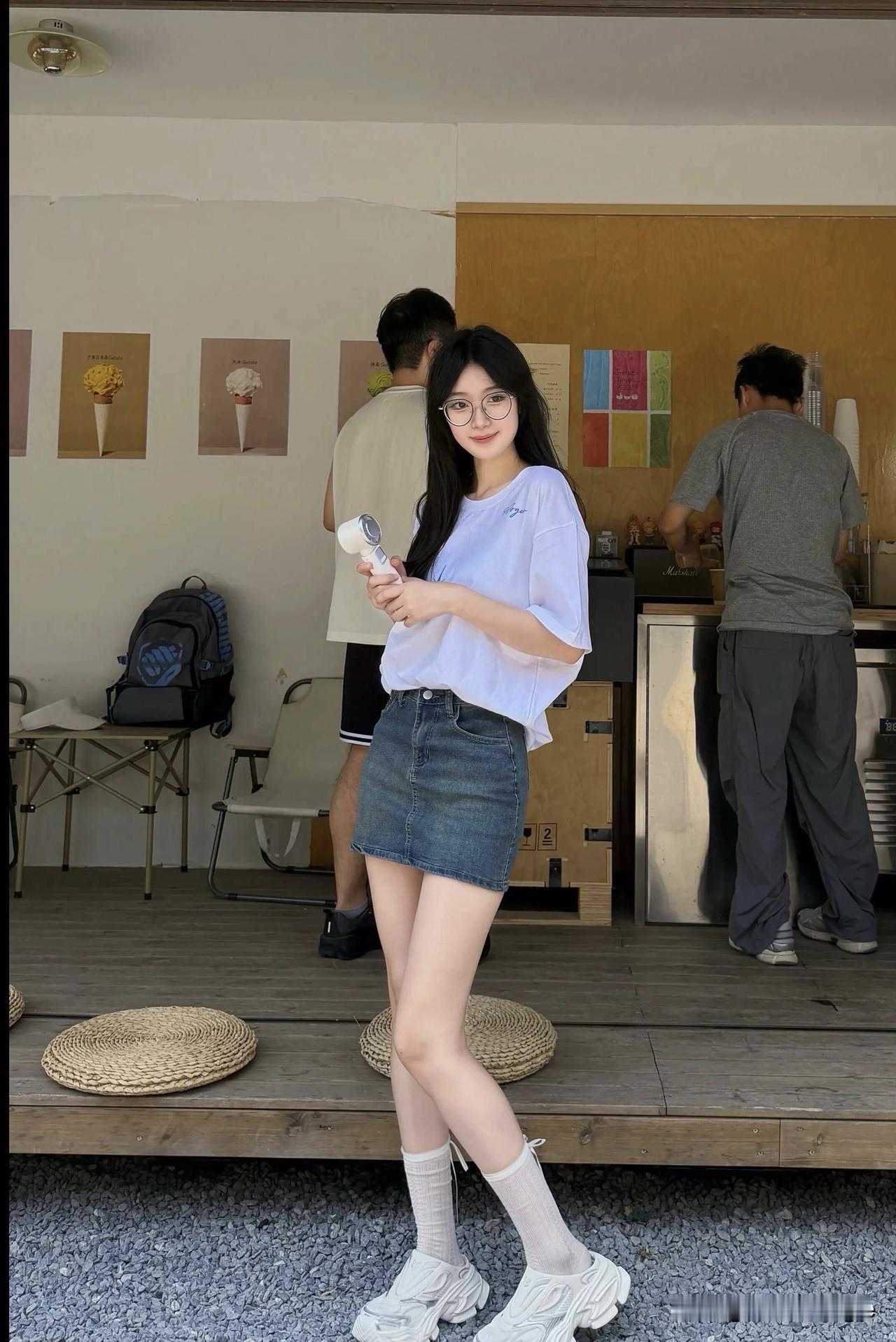 夏日清凉穿搭，冰激凌色T恤+牛仔短裙，轻松自在！🌞👗👠