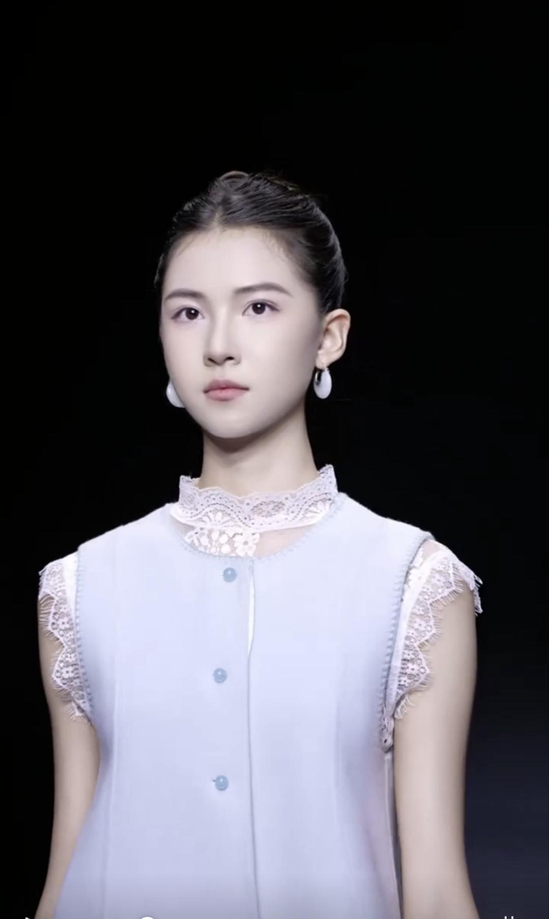 模特的高级感到底是什么呢?
很多人觉得高级是刻意营造的疏离距离，实则是恰到好处的
