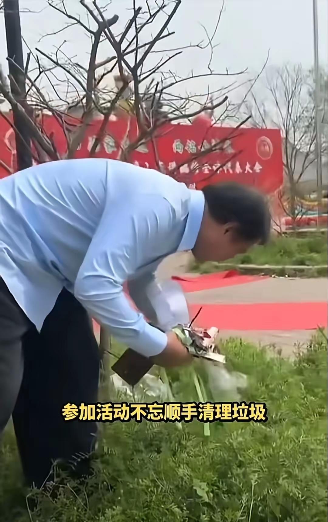 “他弯腰捡起的不是垃圾，是人们丢掉的文明！”有粉丝这样高度评价沈巍，还说“他是环
