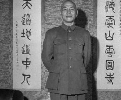 20世纪50年代，蒋介石的孙子蒋孝文惹事被警察抓起来了，警察问他爸是谁时，他朝着