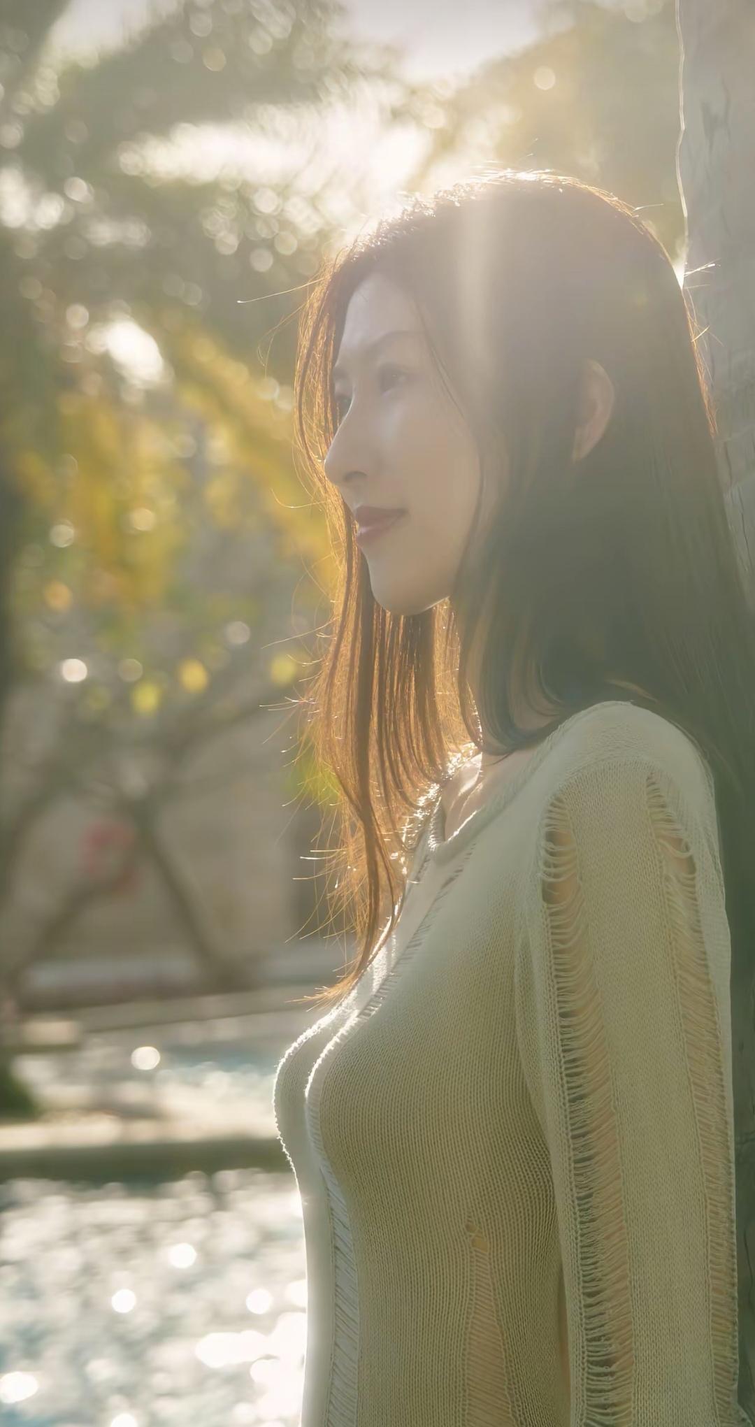 朦胧的侧颜美女