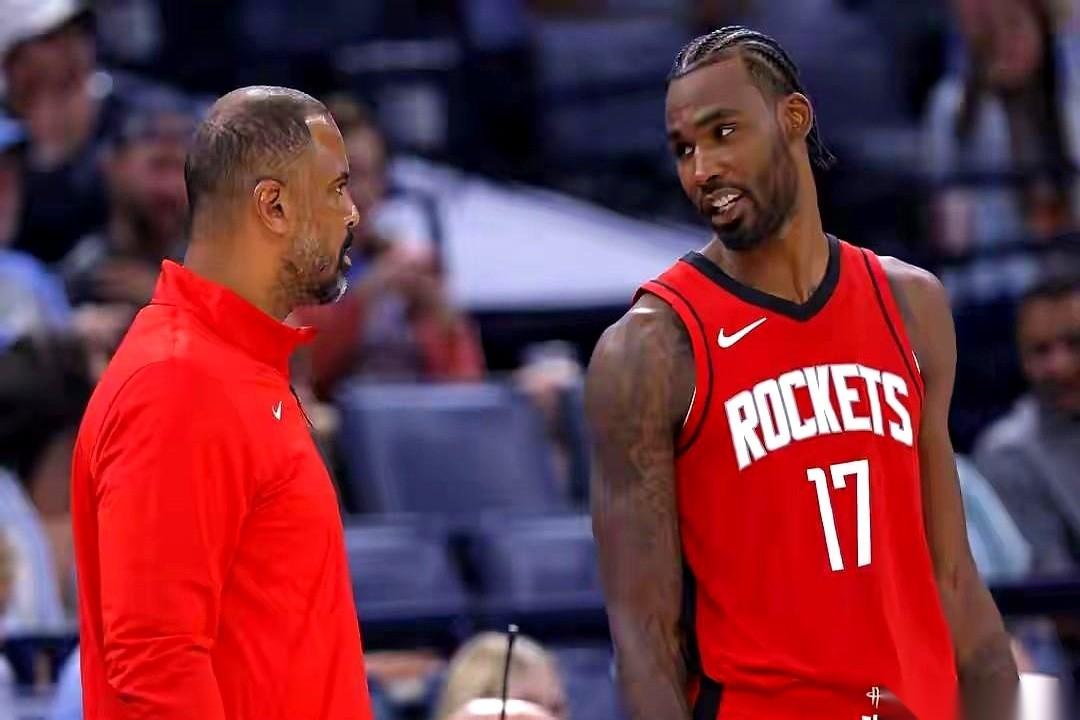 有时候真觉得，咱们这些球迷就是最拧巴的。
前几年骂他骂得最狠的是我们，现在网上刷